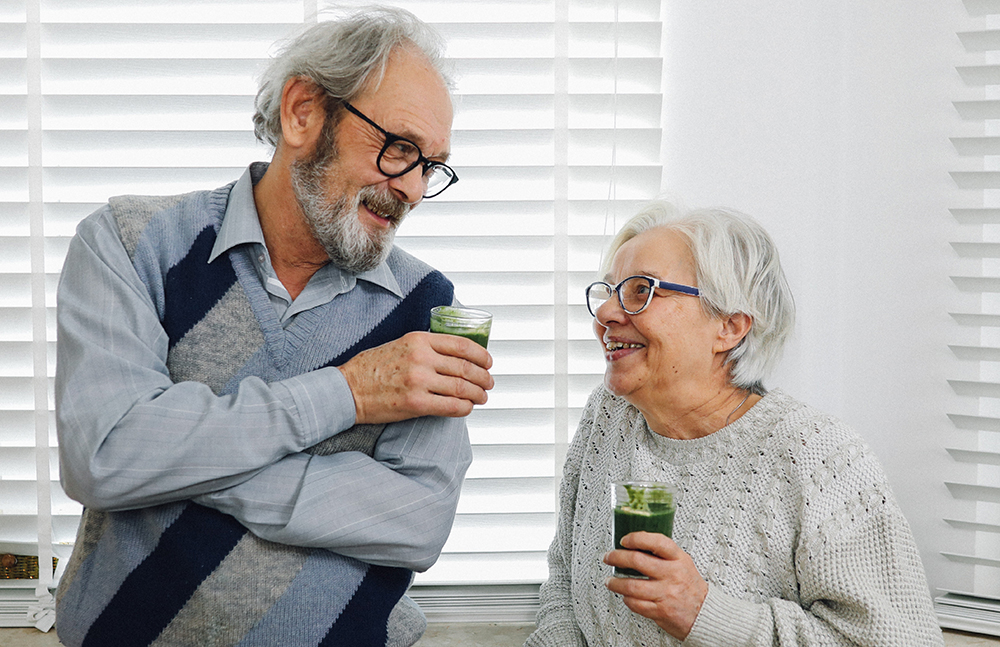 Ett äldre par som dricker smoothie. Frukt, bär och grönsaker ökar chansen att få vara frisk även när man blir äldre.