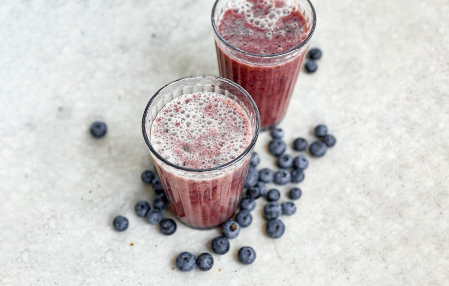 Blåbär och två glas blåbärsjuice - blåbär kan dämpa blodsockerhöjning efter måltid